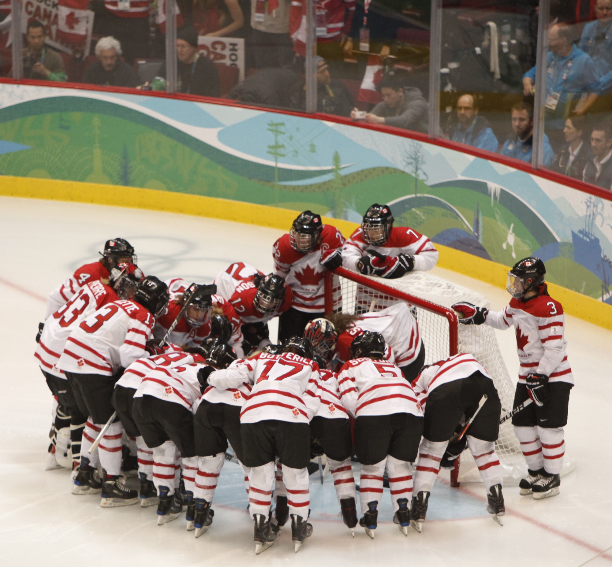 YVR0 20100225 VANCOUVER, BC, CANADA : Canada players huddle before their game against the USA in the gold medal women's hockey game at the Vancouver 2010 Olympic Winter games in Vancouver, Canada at the Canada Hockey Place on Thursday, 25 February, 2010. Canada won the game 2-0.