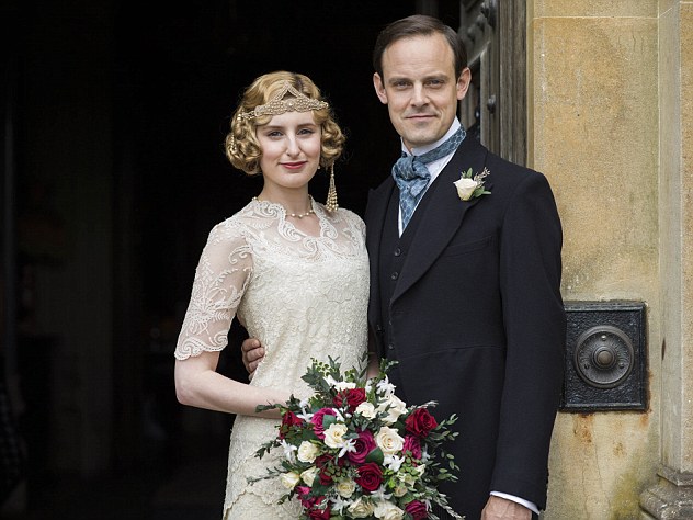 Downton Abbey | Christmas Final Episode 2015 | Behind The Scenes We return to the sumptuous setting of Downton Abbey for the finale of this internationally acclaimed hit drama series. As our time with the Crawleys draws to a close, we see what becomes of them all. The family and the servants, who work for them, remain inseparably interlinked as they face new challenges and begin forging different paths in a rapidly changing world. Photographer: Nick Briggs